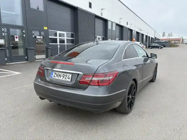 Harmaa Coupe, Mercedes-Benz E – ZNN-924