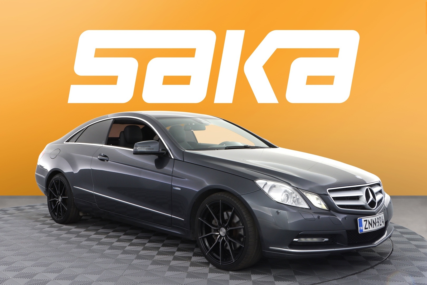 Harmaa Coupe, Mercedes-Benz E – ZNN-924