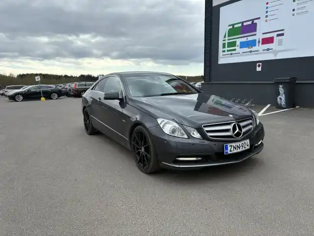 Harmaa Coupe, Mercedes-Benz E – ZNN-924