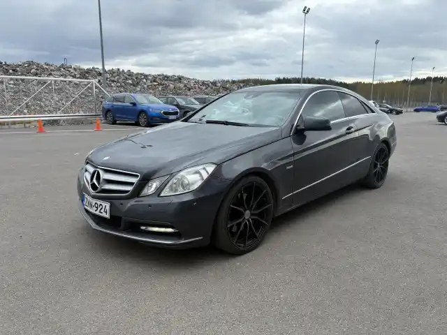 Harmaa Coupe, Mercedes-Benz E – ZNN-924
