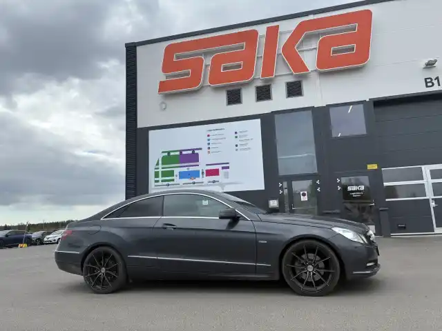 Harmaa Coupe, Mercedes-Benz E – ZNN-924