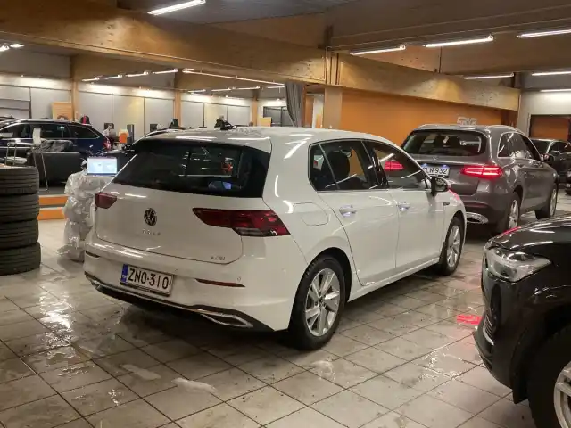 Valkoinen Viistoperä, Volkswagen Golf – ZNO-310