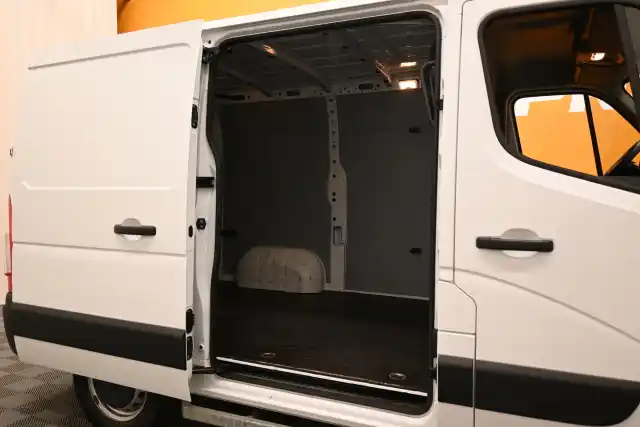 Valkoinen Pakettiauto, Renault Master – ZNP-240