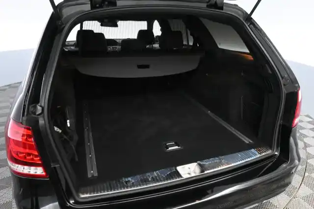 Musta Farmari, Mercedes-Benz E – ZNP-665
