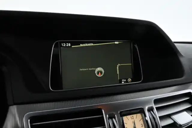 Musta Farmari, Mercedes-Benz E – ZNP-665