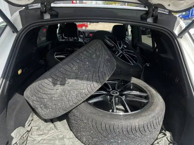 Valkoinen Maastoauto, Mercedes-Benz GLE – ZNR-596