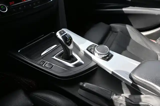 Harmaa Farmari, BMW 330 – ZNT-275