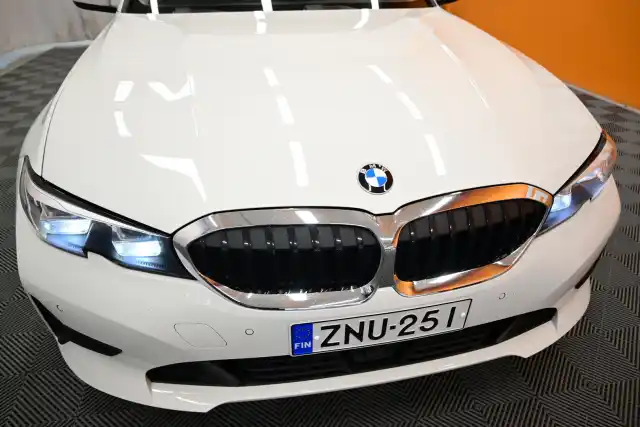 Valkoinen Sedan, BMW 320 – ZNU-251