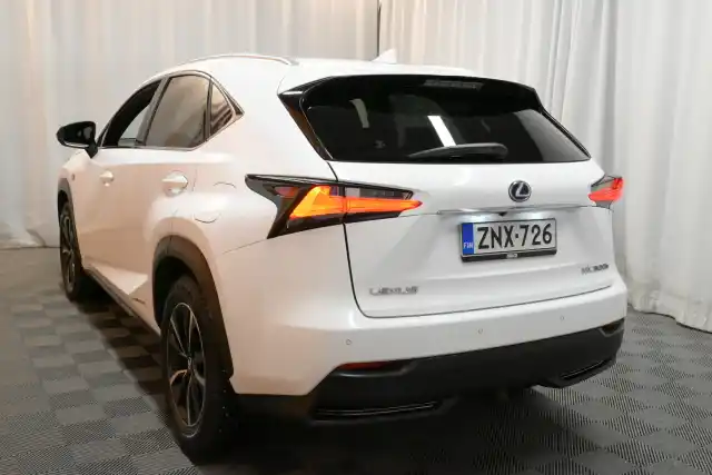 Valkoinen Maastoauto, Lexus NX – ZNX-726