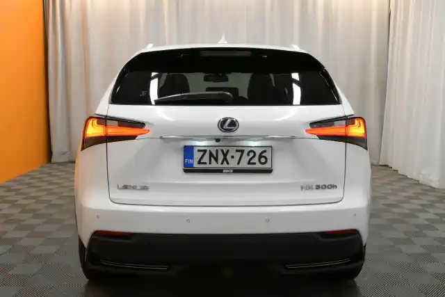 Valkoinen Maastoauto, Lexus NX – ZNX-726