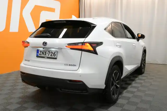 Valkoinen Maastoauto, Lexus NX – ZNX-726