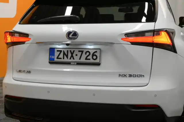 Valkoinen Maastoauto, Lexus NX – ZNX-726