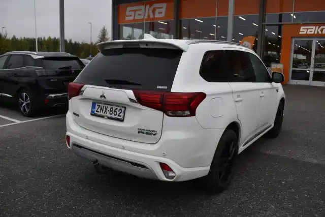 Valkoinen Maastoauto, Mitsubishi Outlander PHEV – ZNX-862