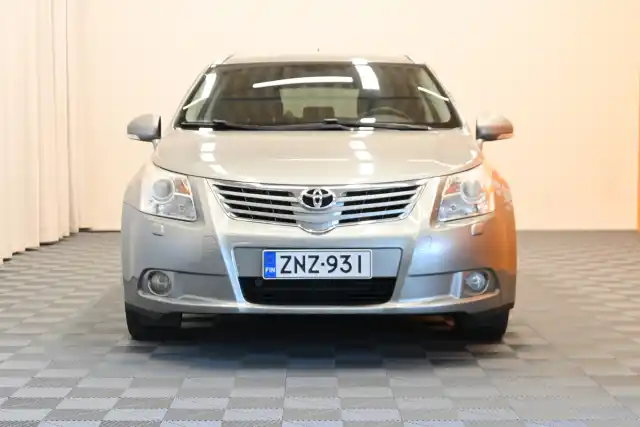 Harmaa Farmari, Toyota Avensis – ZNZ-931