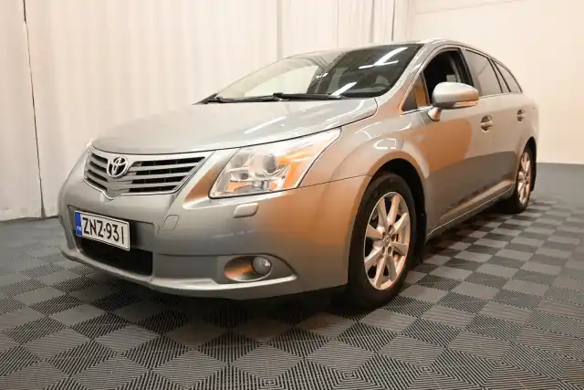 Harmaa Farmari, Toyota Avensis – ZNZ-931