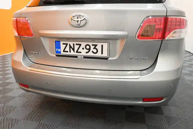 Harmaa Farmari, Toyota Avensis – ZNZ-931