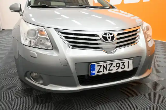 Harmaa Farmari, Toyota Avensis – ZNZ-931