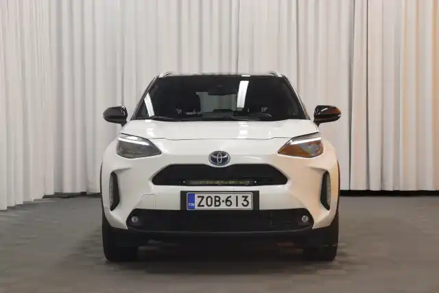 Valkoinen Maastoauto, Toyota Yaris Cross – ZOB-613