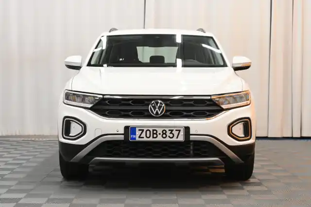 Valkoinen Maastoauto, Volkswagen T-Roc – ZOB-837