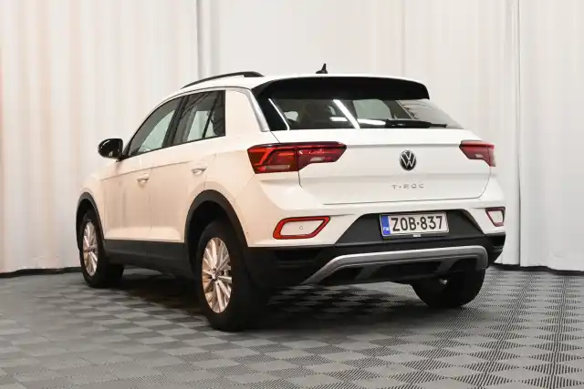 Valkoinen Maastoauto, Volkswagen T-Roc – ZOB-837