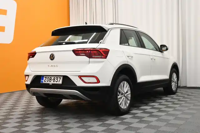 Valkoinen Maastoauto, Volkswagen T-Roc – ZOB-837