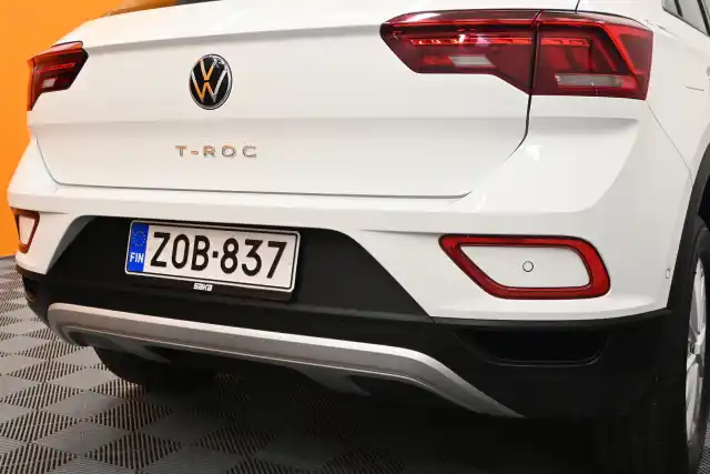 Valkoinen Maastoauto, Volkswagen T-Roc – ZOB-837