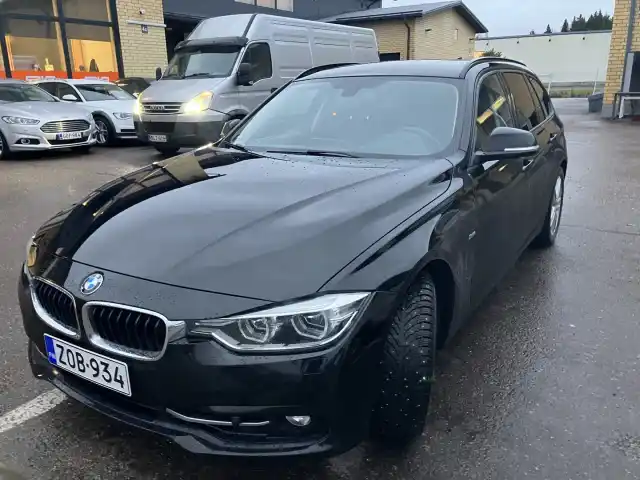 Musta Farmari, BMW 330 – ZOB-934