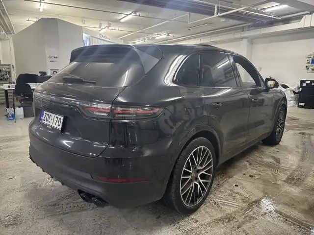 Musta Maastoauto, Porsche Cayenne – ZOC-170