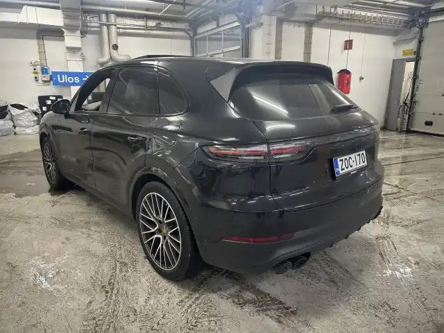 Musta Maastoauto, Porsche Cayenne – ZOC-170