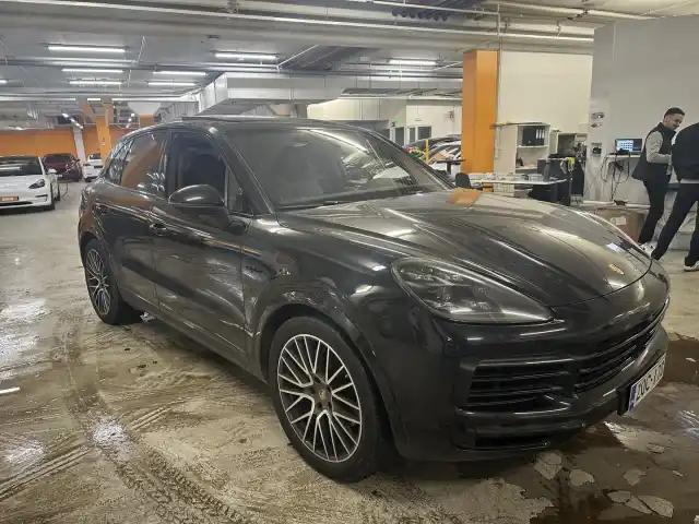 Musta Maastoauto, Porsche Cayenne – ZOC-170