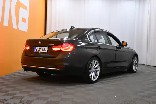 Ruskea Sedan, BMW 330 – ZOC-431