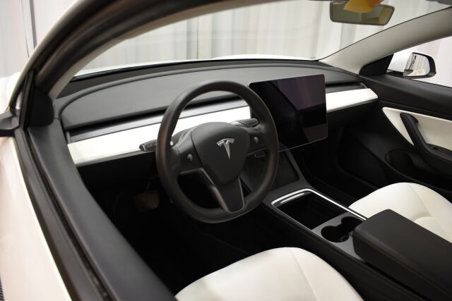 Valkoinen Sedan, Tesla Model 3 – ZOC-946