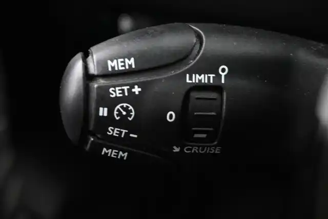 Musta Viistoperä, Peugeot e-208 – ZOJ-387