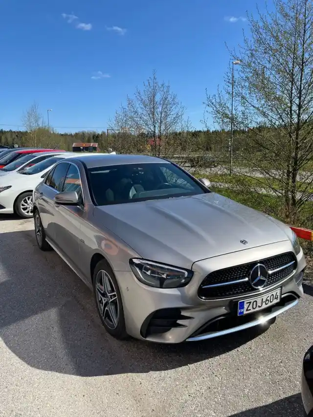 Harmaa Sedan, Mercedes-Benz E – ZOJ-604