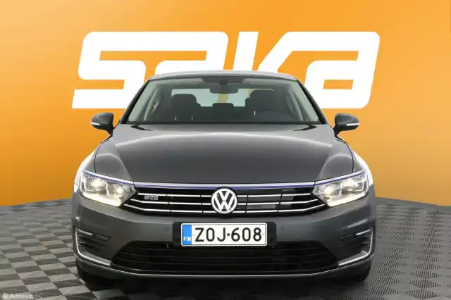 Harmaa Sedan, Volkswagen Passat – ZOJ-608