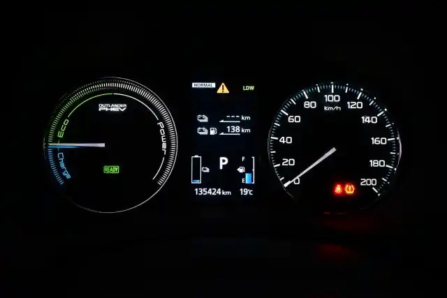 Musta Farmari, Mitsubishi Outlander PHEV – ZOL-491