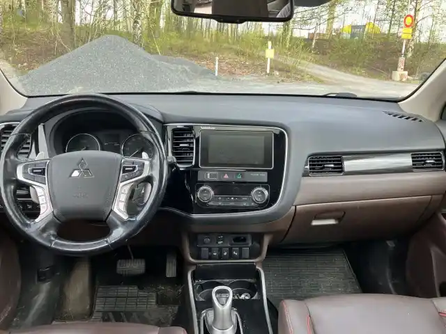 Musta Farmari, Mitsubishi Outlander PHEV – ZOL-491