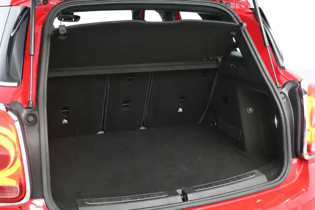 Punainen Maastoauto, Mini Countryman – ZOM-116