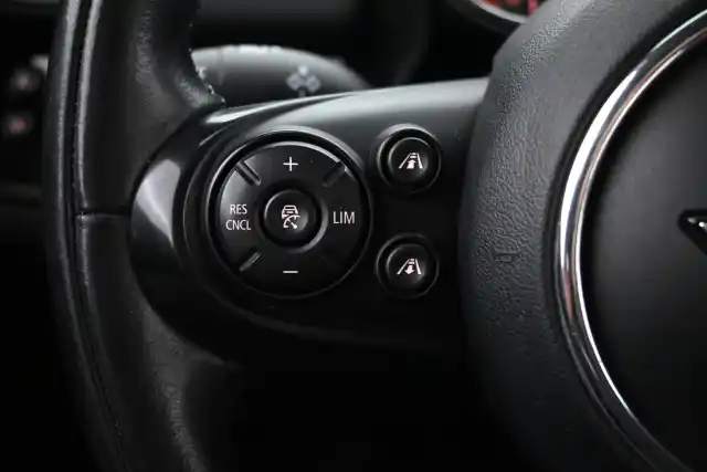 Punainen Maastoauto, Mini Countryman – ZOM-116