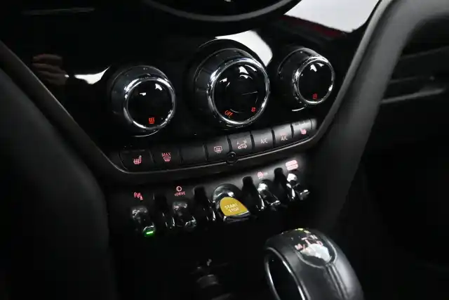 Punainen Maastoauto, Mini Countryman – ZOM-116