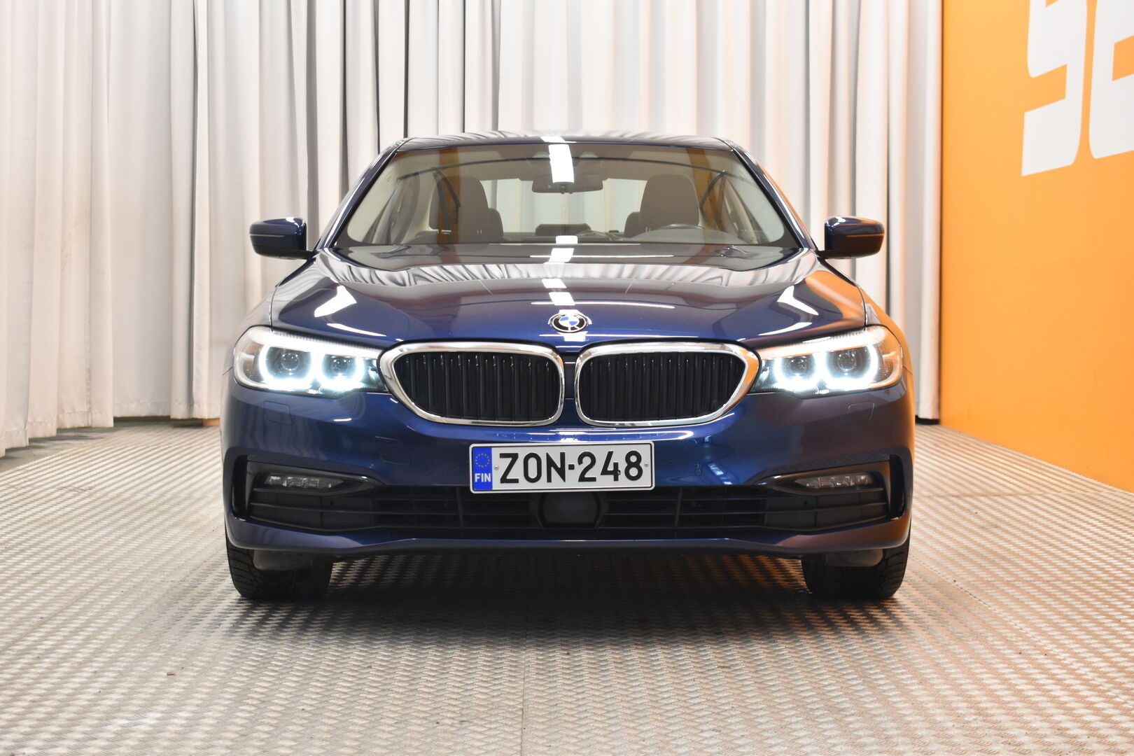 Sininen Sedan, BMW 530 – ZON-248