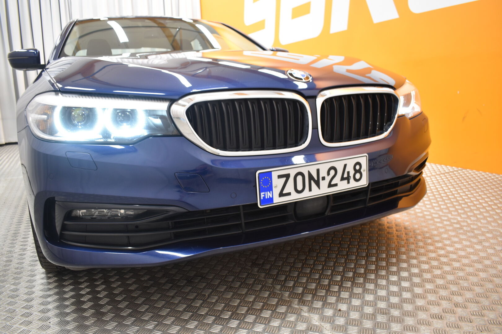 Sininen Sedan, BMW 530 – ZON-248