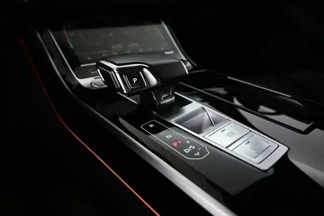Musta Sedan, Audi A8 – ZOO-219