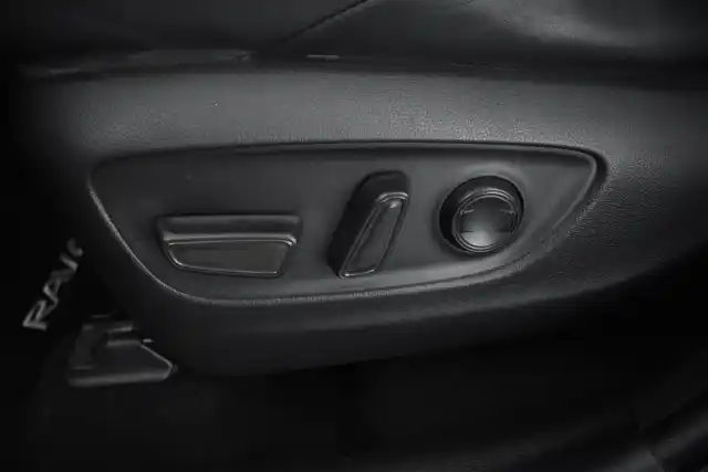 Valkoinen Maastoauto, Toyota RAV4 PLUG-IN – ZOO-621