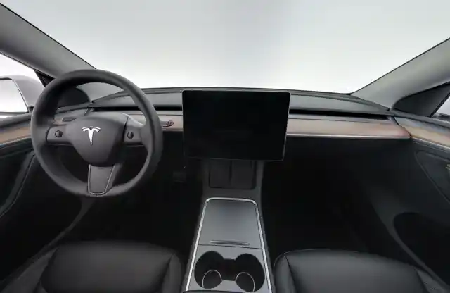 Valkoinen Maastoauto, Tesla Model Y – ZOS-724