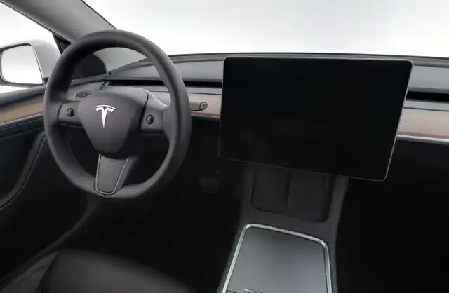 Valkoinen Maastoauto, Tesla Model Y – ZOS-724