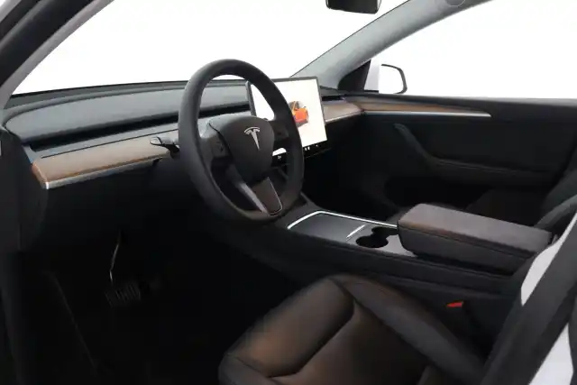 Valkoinen Maastoauto, Tesla Model Y – ZOS-724