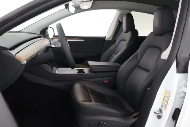 Valkoinen Maastoauto, Tesla Model Y – ZOS-724