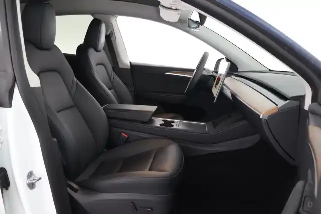 Valkoinen Maastoauto, Tesla Model Y – ZOS-724
