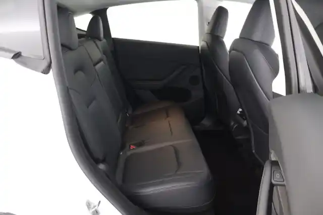 Valkoinen Maastoauto, Tesla Model Y – ZOS-724